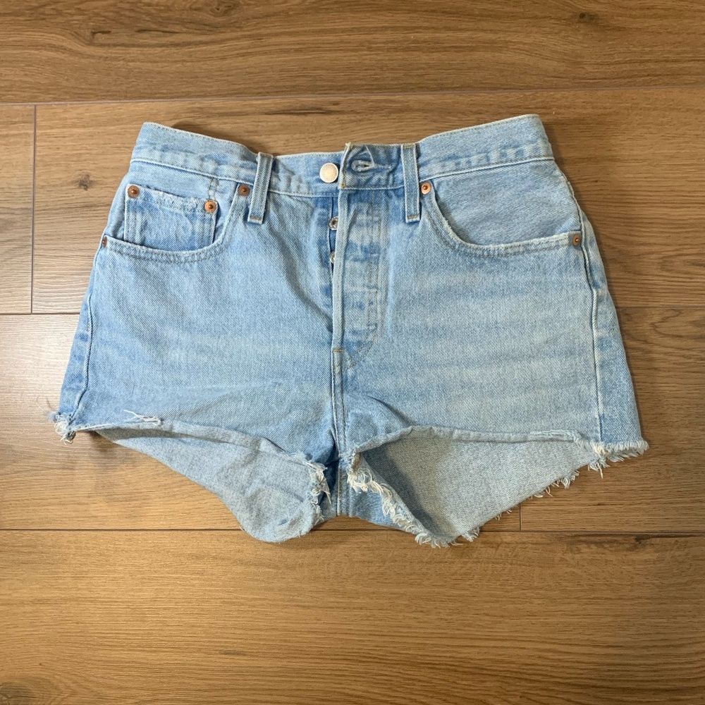 light wash levi's 501 jean shorts